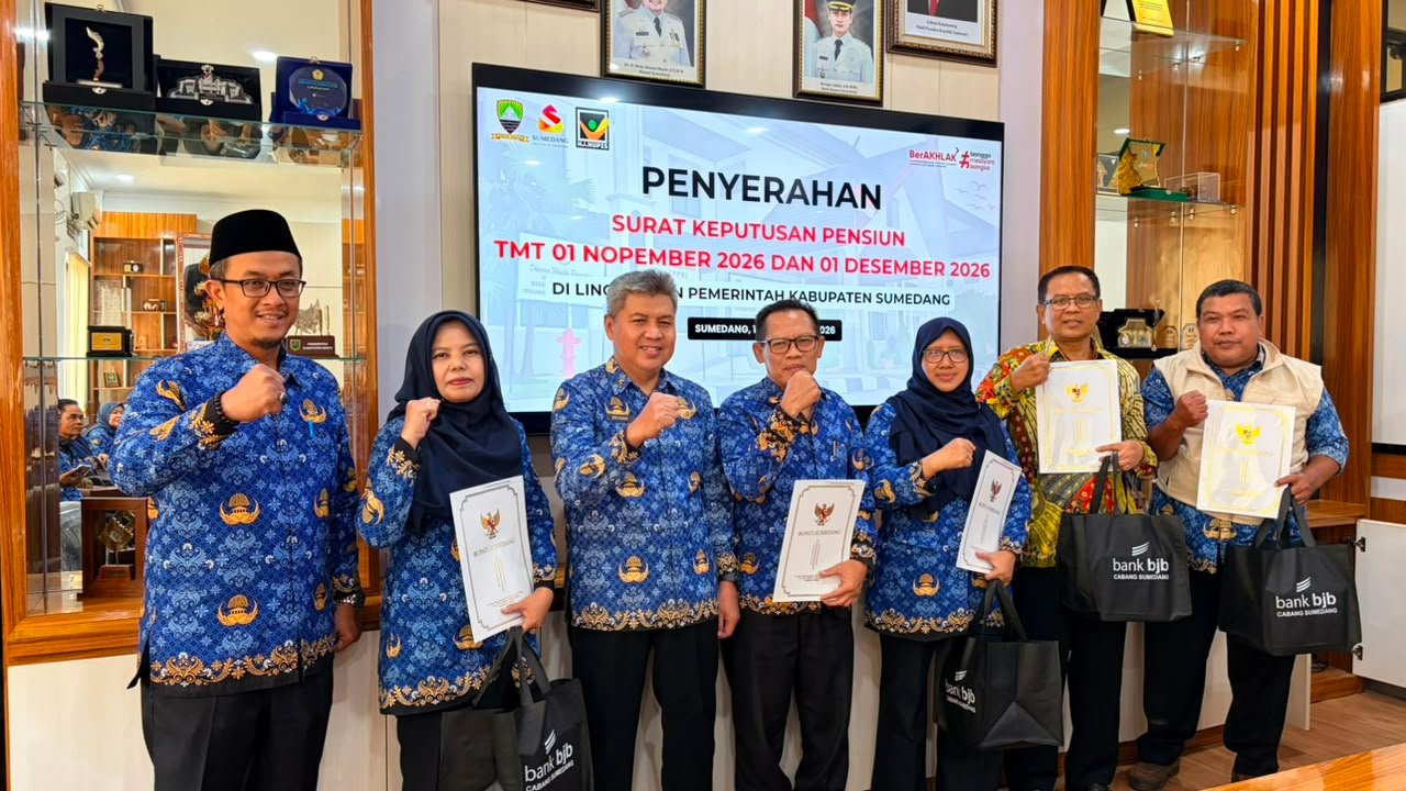 Penyerahan SK pensiun kepada ASN Kabupaten Sumedang