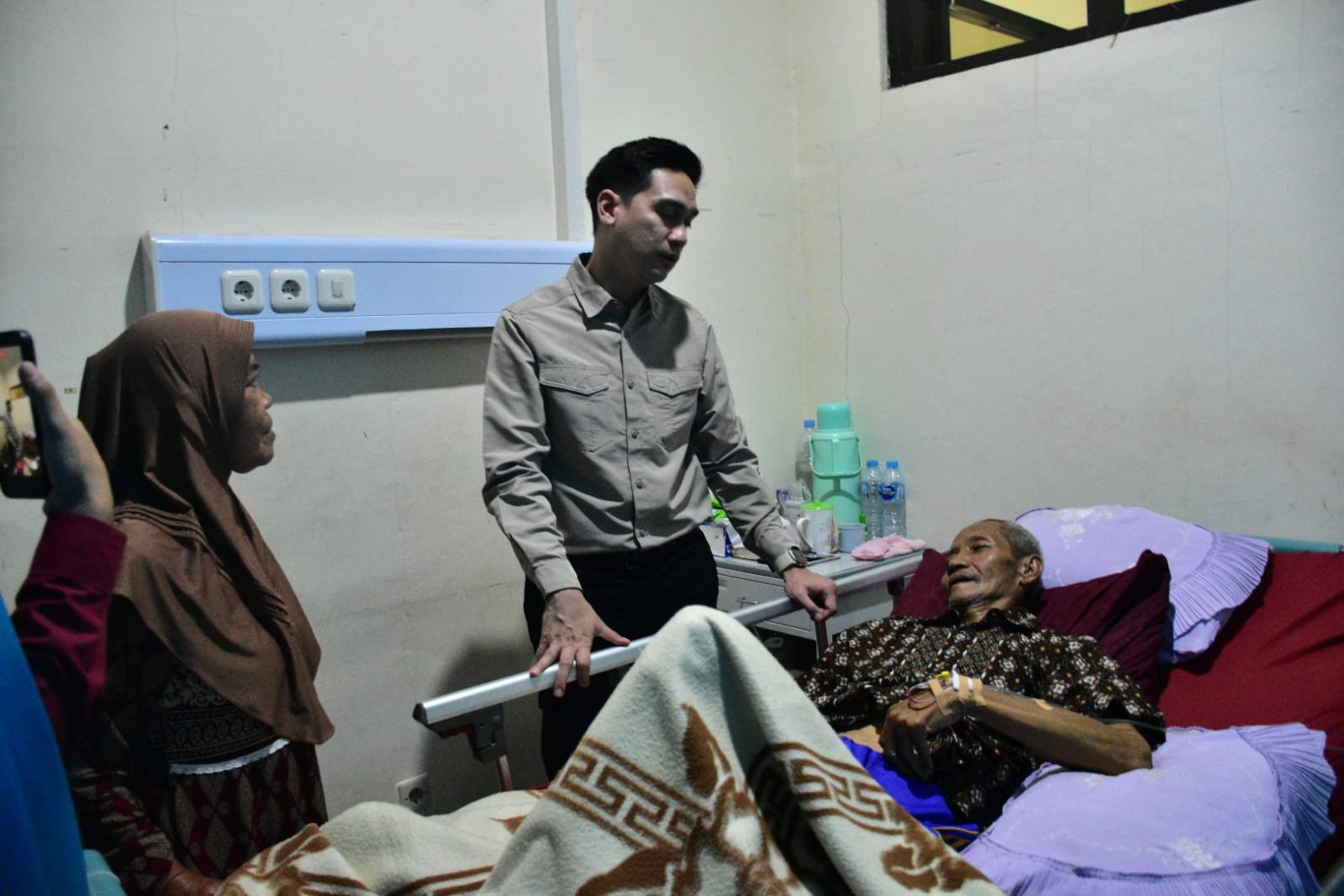 pelayanan kesehatan di puskesmas dan tenaga kesehatan saat melayani masyarakat.