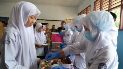 Bupati Sumedang Dony Ahmad Munir meninjau uji coba sistem shokuiku program MBG di sekolah