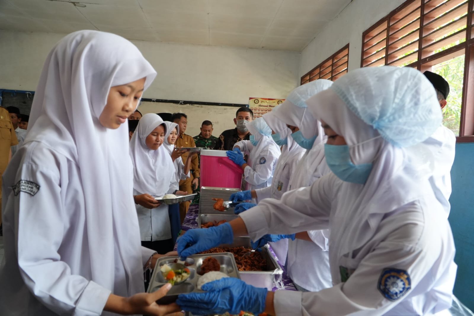 Bupati Sumedang Dony Ahmad Munir meninjau uji coba sistem shokuiku program MBG di sekolah