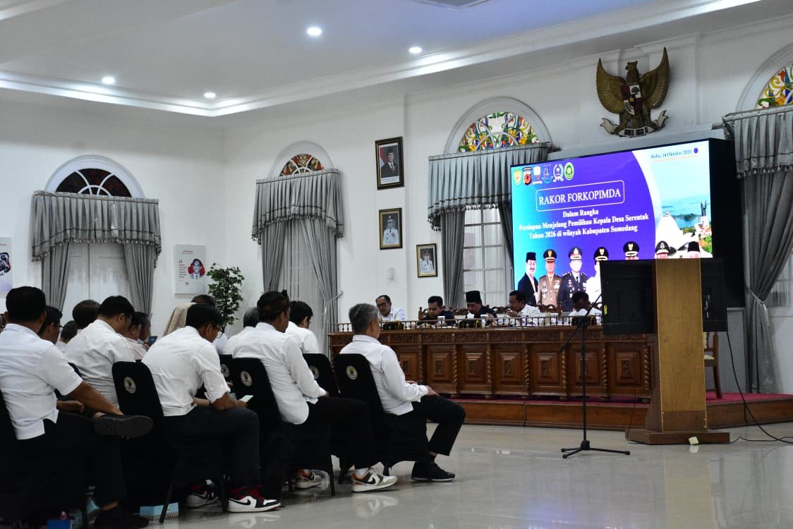 Bupati Sumedang Dony Ahmad Munir memimpin rapat persiapan Pilkades elektronik 2026