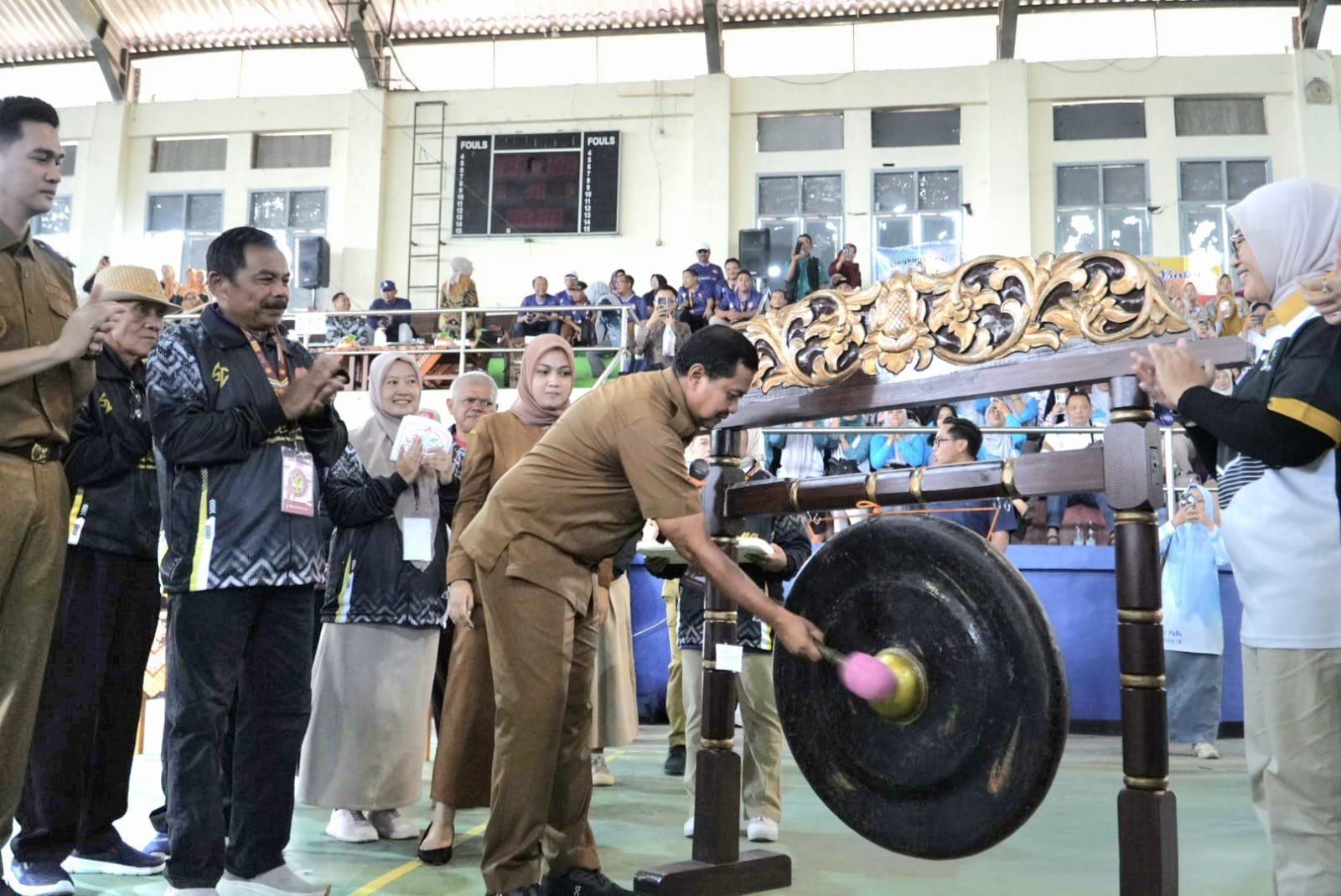 Bupati Dony Ahmad Munir membuka Pekan Olahraga PGRI Kabupaten Sumedang 2026 di GOR Tadjimalela.