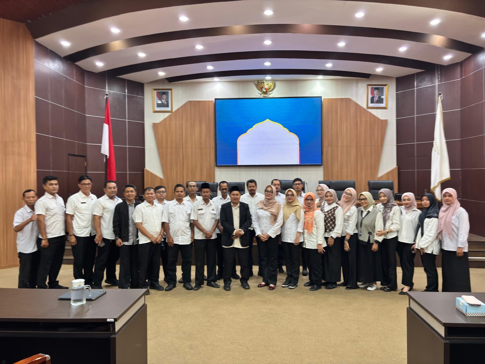 Kegiatan Taklim Aparatur Sekretariat DPRD Kabupaten Sumedang bertema keseimbangan kerja, keluarga, dan integritas ASN.