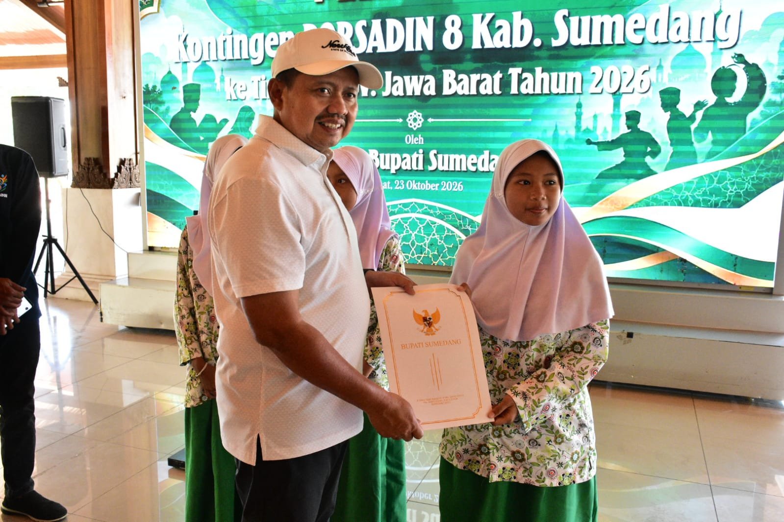 upati Dony Ahmad Munir melepas kontingen Porsadin Kabupaten Sumedang menuju kompetisi tingkat Provinsi Jawa Barat di Cianjur.
