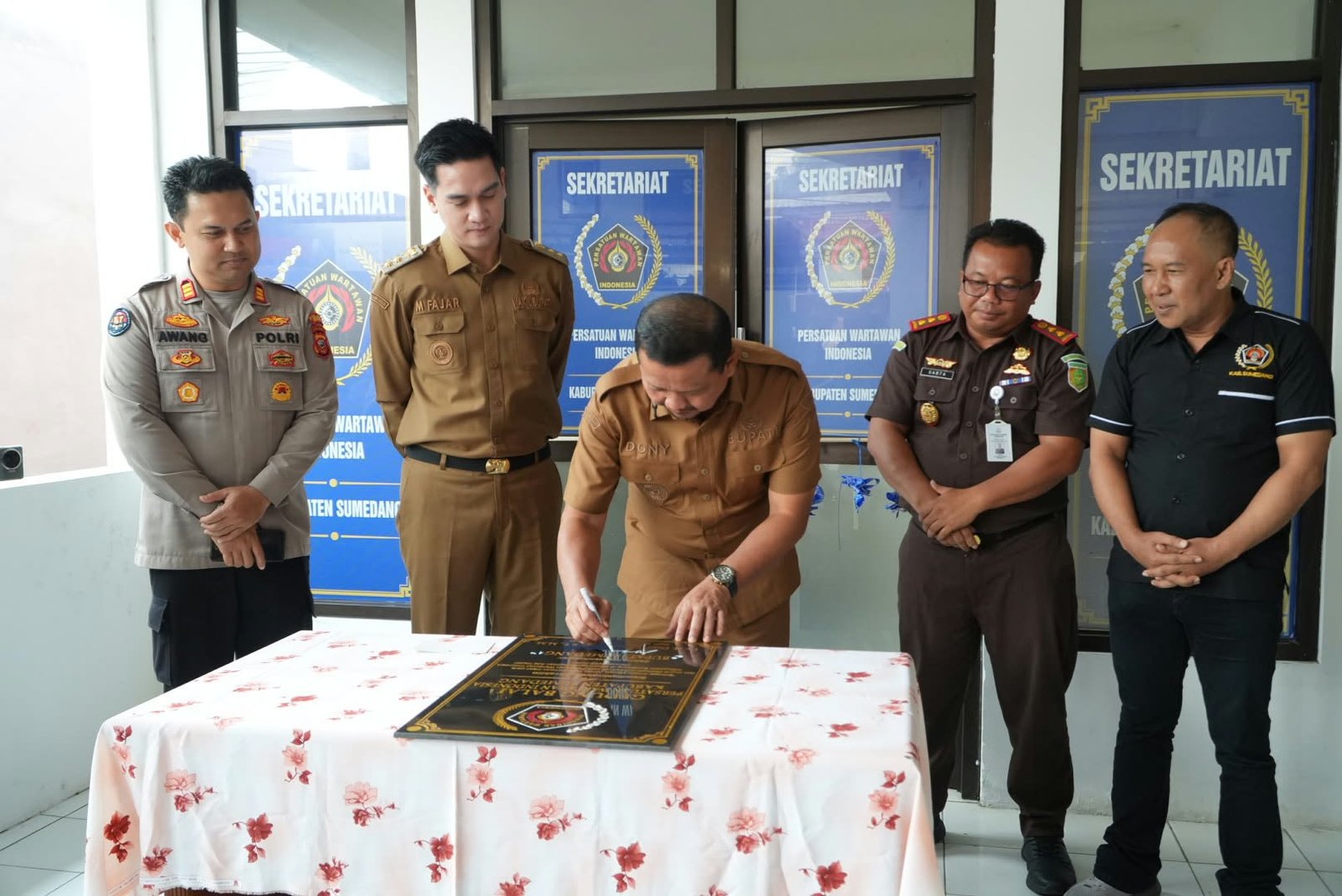 Bupati Dony Ahmad Munir meresmikan Kantor Balai Wartawan PWI Kabupaten Sumedang.