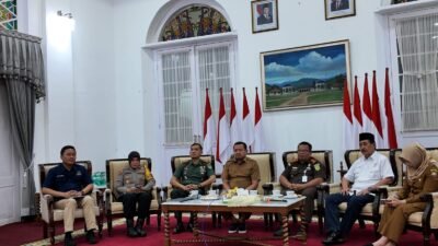 Bupati Sumedang Dony Ahmad Munir memimpin koordinasi kesiapan logistik Pilkades Digital Serentak 2026.